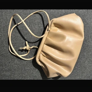 Väska/clutch - En jätte söt väska som går att också använda som en clutch!