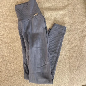 Aimn träningstights - Träningstights från Aimn, modellen ”Ribbed seamless”, aldrig använda.