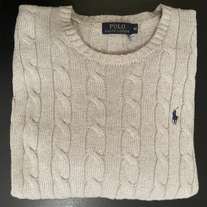Ralph Lauren tröja - Sjukt snygg kabelstickad tröja i utmärkt skick. Kan ha små enstaka tecken på användning men inga märkbara defekter. Fråga på och be gärna om fler bilder🤗