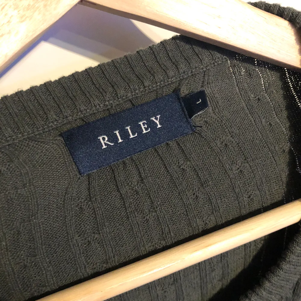 Säljer ett riktigt snygg Riley sweatshirt! Har knappt använt och är i suveränt skick. NYPRIS: 800kr!!. Tröjor & Koftor.