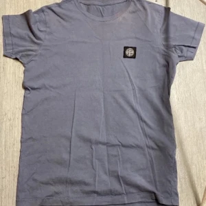Stone Island T-Shirt - Äkta Stone Island Köpt på NK QR kod finns på bild 2 Storlek M Skriv om ni har frågor!