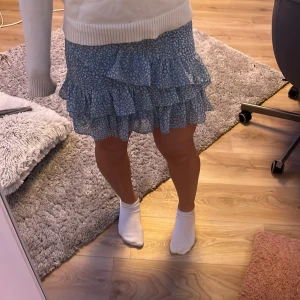 Kjol - Jätte fint skick på denna Chelsea kjol som ja tyvärr måste sälja då den har blivit för liten! Jätte somriga färger och kostar runt 400kr ny tror jag! Det är bara att höra av sej vid mått eller frågor!💓