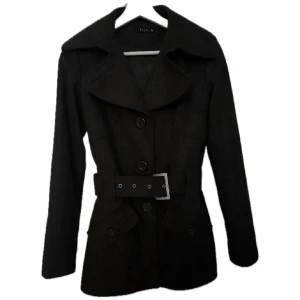 kappa - Säljer min jätte fina och unika kappa ifrån Vila pga att den tyvärr inte kommer till användning längre 💕 Den är i en jätte fin märkgrå färg och har band runt midja så man kan göra den mindre 💕 stl xs men passar nog s oxå❤️‍🔥 hör av er vid frågor! ❤️‍🔥