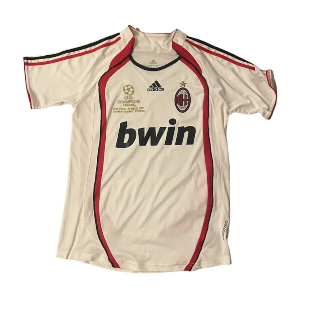 Riktigt fet Ac Milan  fotbollströja från 2007 med kaka på ryggen💯💯 nyskick. T-shirts.