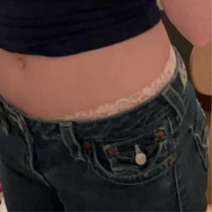 Bootcut, lägger om på nytt då någon råka trycka på köp! -   säljer mina true religion jeans i storlek 28 då de är förstora, super snygga och bootcut samt low waist. Köpte för 1,1 tusen men jag säljer för 550,  Längd 61cm från skrevet och 32cm i midjan 🤙🏼