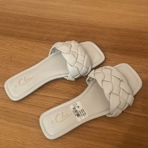 Slip in - Oanvända tofflor/slip ins. Jättefina till sommaren eller studenten☺️ Skriv privat för bilder på💛