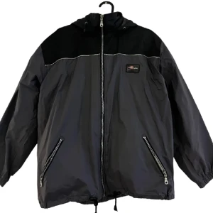 Jacka - Så snygg grå vindjacka/regnjacka med fina detaljer!⭐️⭐️ passar som strlk xs/s<3