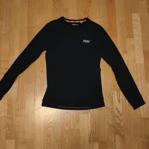 Superdry långärmad tshirt(s) - Mycket gott skick. Använd endast ett par gånger.