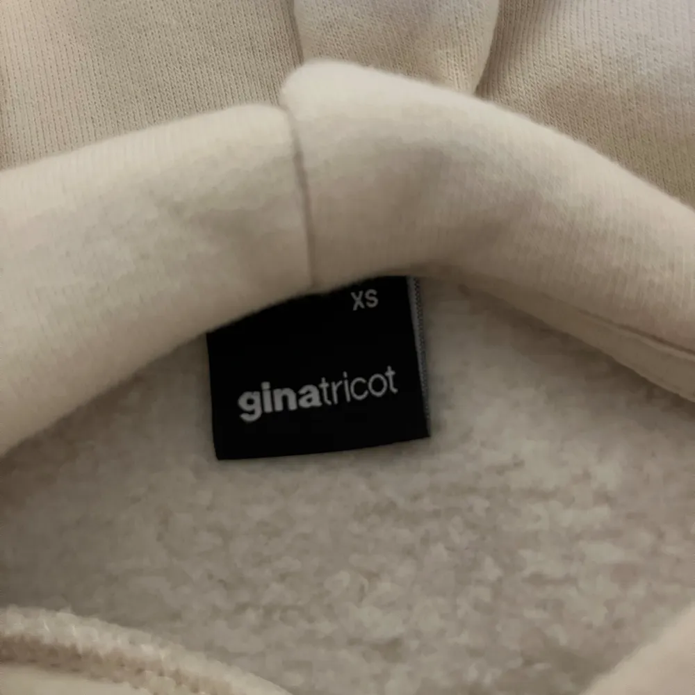 Ljusbeige hoodie från ginatricot, väldigt mjuk och mysig att ha på sig. Säljer då den är för liten. Storlek xs men är stor i storlek.. Hoodies.