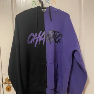 Hoodie - väldigt vanlig hoodie, den sitter som en hoodie borde göra. Står M men sitter som L. Använt ett par gånger men bra skick. mer bilder diskuteras privat.  markerat som fri frakt men stämmer ej.