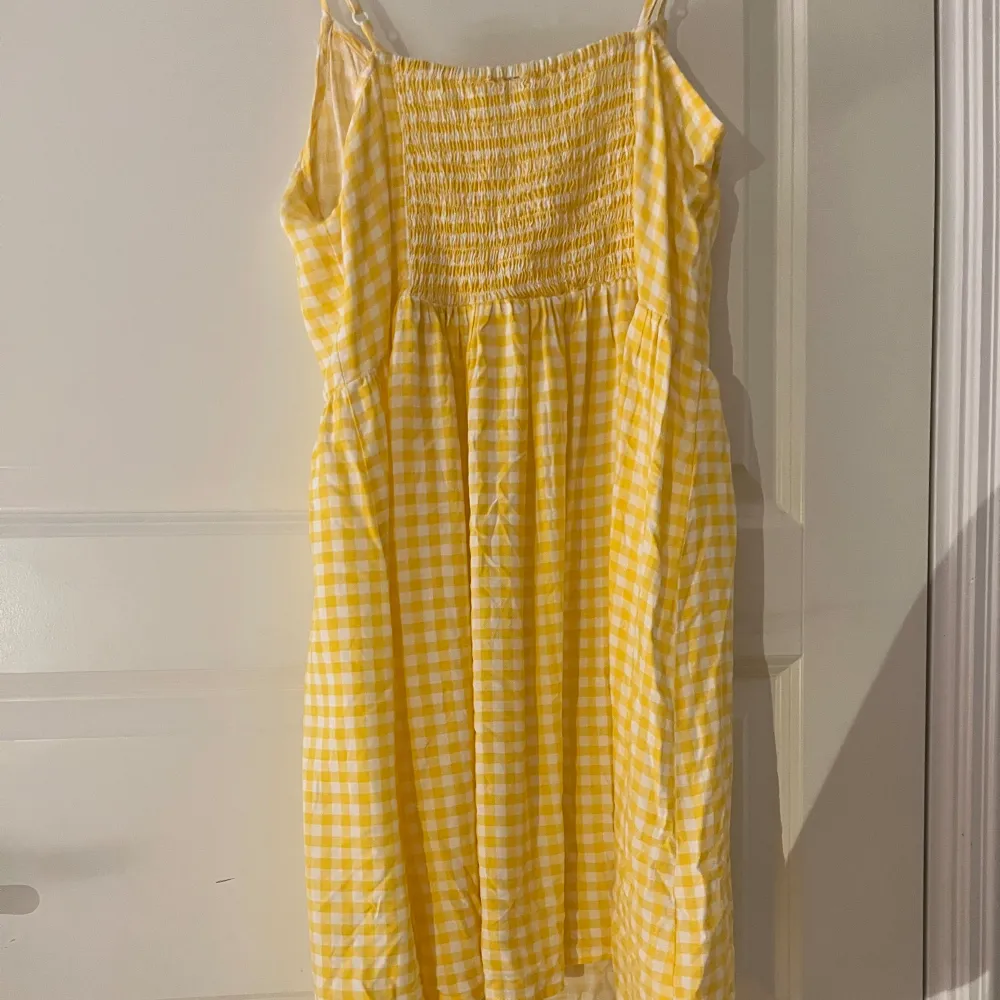 Rutig gul klänning från h&m! Mysig sommarklänning! Säljer pga jag använder den inte. Klänningar.