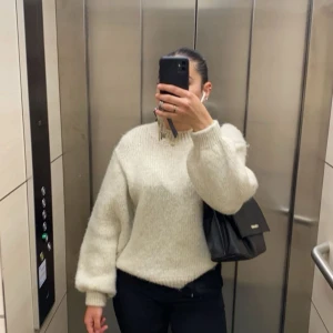 Stickad tröja  - Jättefin fluffig stickad tröja från Gina tricot, använd Max 4 gånger och är i nyskick. 