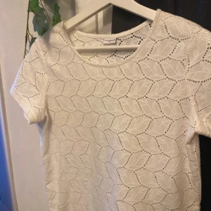 kortärmad tröja med mönster / spetströja  - Nyskick 