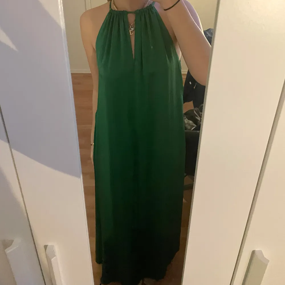 Säljer min gröna långklänning från HM då den inte kommit till användning mer än 1 gång❤️storlek s, 300 kr inkl frakt . Klänningar.