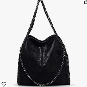 Svart väska - Säljer denna fina väska då den inte längre kommer till någon användning, köpt för 350kr här på Plick. Skriv privat för fler bilder 