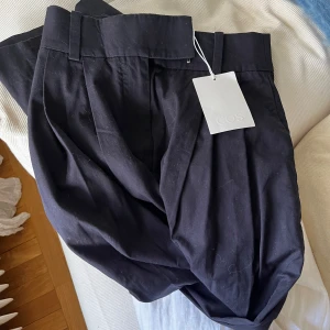 Mörkblåa högmidjade byxor från COS - Otroligt fina byxor som har kappan kvar. Önskar jag kunde använda dem men de har blivit för små för mig.  Jättefina att ha i sommar till sandaler och linne. Höga i midjan samt lite vidare vid låren och croppade. Perfekt längd om du är 160, då blir de