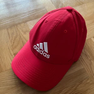 Adidas cap 🧢  - Adidas red hat 🧢.  Size: one size. Fits S/M.   Condition : like new 