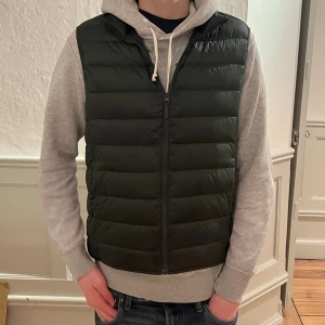 Uniqlo väst - Säljer snygg uniqlo väst strl S då den blivit för liten tyvärr. Passar 180 och under. PM för frågor! 