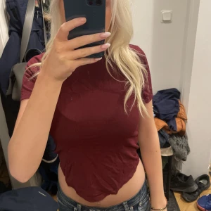 Vinröd topp - Säljer denna jättefina vinröda topp ifrån zara.