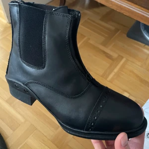 Ridsko  - Svarta oanvända ridskola i strl 41, men mycket små. Skulle säga 39