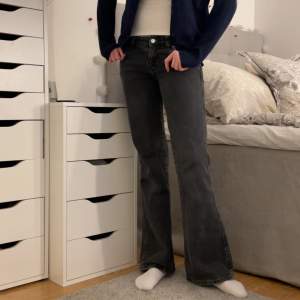 Säljer jättesnygga low waist bootcut jeans från ginatricot!! Storlek 34. Perfekt skick. Y2K jeans. Har lock på bakfickorna. Nypris 499kr, säljer för 200. Skriv för fler bilder!!