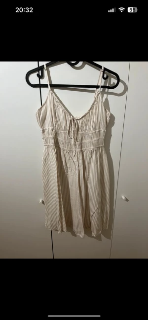 Beige/vit randig klänning - Beige/vit randig klänning från Nelly i storlek s❤️säljer för 50❤️