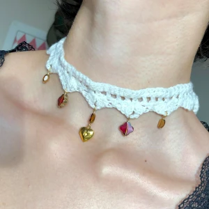 Vit lace choker - Gullig handgjord choker, virkad i vitt bomulsgarn med fina röda glaspärlor och guldig liten hjärt-medaljong!♡♥︎♡♥︎ 62 cm lång. Frakt ingår i priset:)