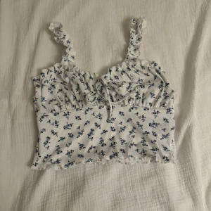 Topp - Båda topparna för 70kr. Bra skick och väldigt söta till sommaren.  