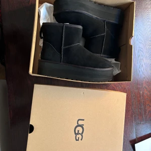 UGGS platå svarta HELT NYA. Kan byta! - Säljer eller byter ett par helt nya svarta Uggs platå. Kan byta till ett par bruna i antingen platå eller annan typ bruna/beiga. Ord pris ca 2200kr! Strl 39