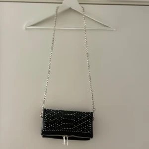 Axelremsväska - Svart Axelremsväska med silvriga detaljer🖤 använd ca 5 gånger och bra skick🖤Skriv privat för fler bilder eller frågor!🖤