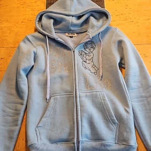 Von studio rhinstone hoodie - Säljer min von studio tröja i storlek s då den är förliten den är i väldigt bra skick och har inte använts så mycket 