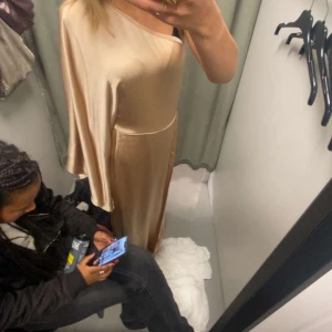 Balklänning - Säljer den här balklänning med lapparna kvar från adoore den passar storlek s-m ❤️den är aldrig använd 💗 kan mötas upp i Sthlm eller frakta 