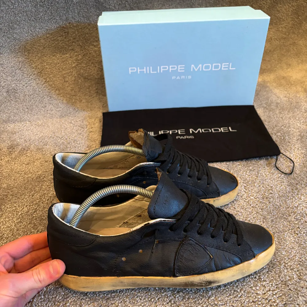 Hej! Säljer nu dessa sjukt snygga Philippe model skorna som är perfekt till våren  Storlek 41  Skick 9/10  Ny pris= 4000 kr Säljs för= 1499 kr Inget OG medföljer . Skor.