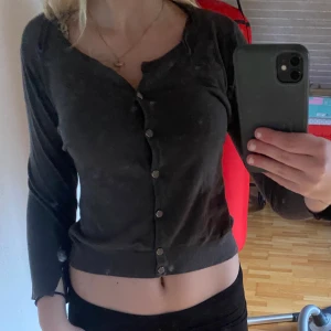 Trekvärtsärmad kofta - Säljer denna trekvärtsärmade kofta då den inte används! Den har silver knappar som det syns på bilden💘 storlek XS. Köp gärna via köp nu🥰