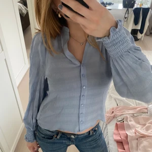 Blus - Superfin ljusblå blus, perfekt till sommaren💗