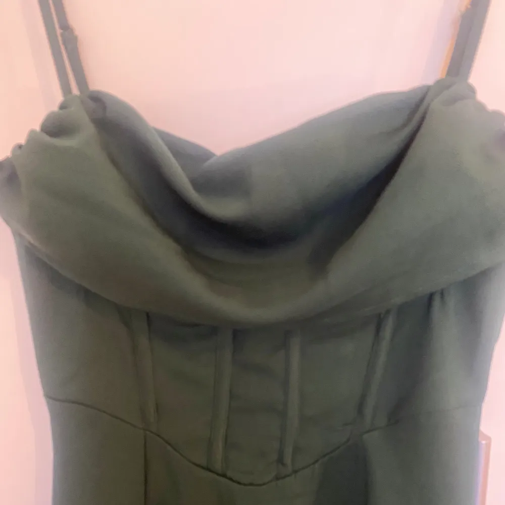 Jätte fin mörkgrön balklänning! Säljer då jag aldrig hann använda den, alltså i väldigt bra skick då den är helt ny! Har en korsett liknande model vid bröstet och andra fina detaljer 💞. Klänningar.