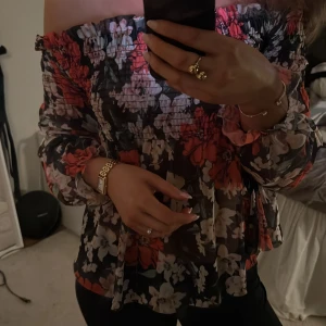 Blommig blus - Så fin blommig blus som inte kmr till användning 🤍