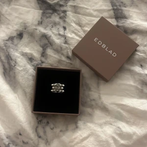 Edblad ring  - Edblad ring som ändats är använd runt 3-4 gånger. Skulle kunna tänka mig att byta den till en S eller att jag säljer den för 399kr. Kom privat om du är intresserad❤️