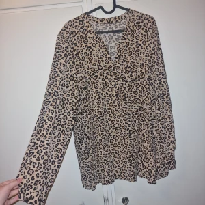 Blus - Så fin blus med bröstficka och knappar vid handleder. Enbart testad🫶🏼