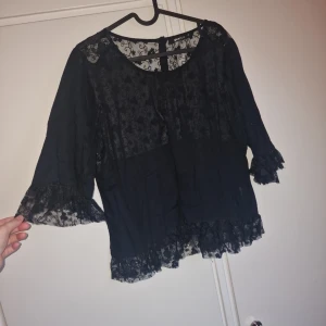Blus - Fin blus/tröja, knappt använd. Genomskinlig 