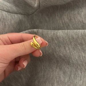 Guldplaterad ring  - Den är tyvärr för liten 