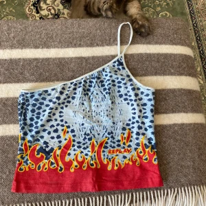 Vintage replay - Söt vintage topp från replay med coolt mönster! One shoulder. Passar xs-s