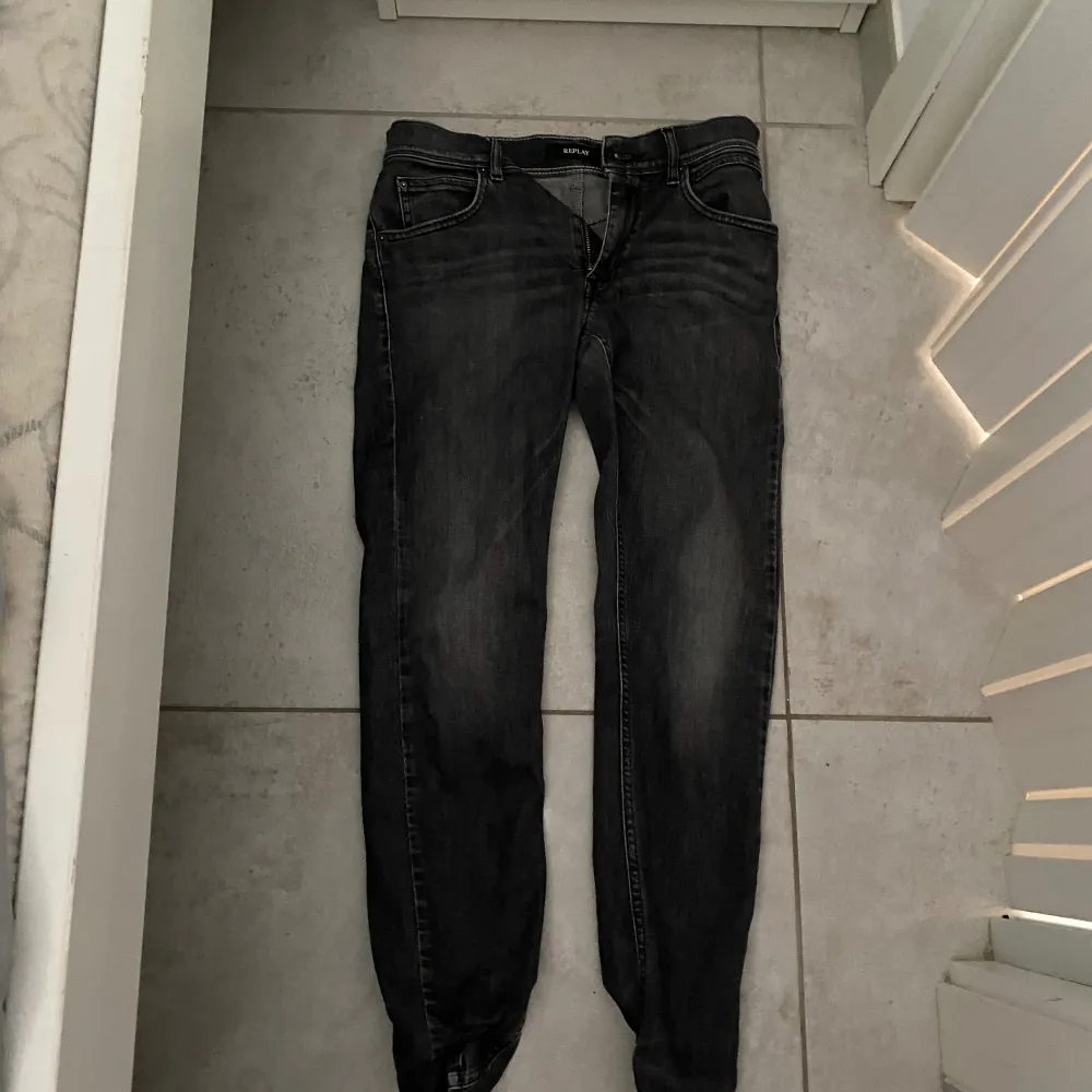 Gråa replay jeans som är använda ett fåtal gånger men är precis som ett par nya, nypris 1100kr slim fit (superslim). Jeans & Byxor.
