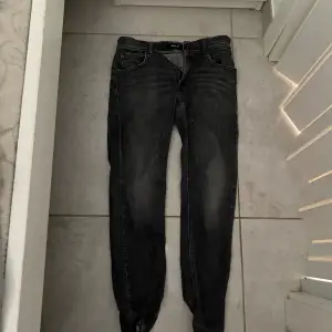 Gråa replay jeans som är använda ett fåtal gånger men är precis som ett par nya, nypris 1100kr slim fit (superslim)