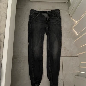 Replay jeans - Gråa replay jeans som är använda ett fåtal gånger men är precis som ett par nya, nypris 1100kr slim fit (superslim)