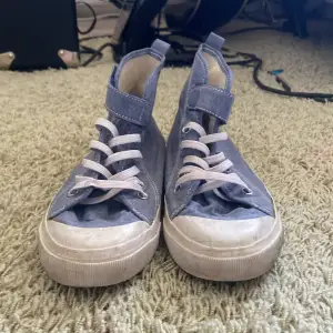 Säljer nu ett par gamla höga Converse med kardborre i storlek 33. Högra skon har en liten fläck på bakre sidan men inget som märks. De passar jättebra som sommar/vår skor och är super bekväma! 