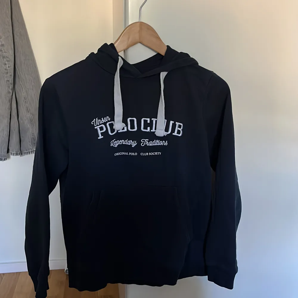 Marinblå hoodie från polo club. 9/10 skick storlek small. Hoodies.