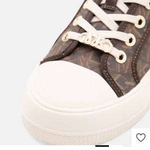 Michael kors skor dam - Endast använda 2 gånger, nästan som nya. Säljer pga att dem inte passar mina outfits :((