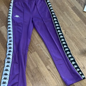 kofta mjukis byxor  - två olika mjukisar, och en fin kort kofta. skriv för mer frågor  kofta står 10-11 år det är nästa som xxs lilla byxor 152  andra grå står s men mer som XXS paket 220 eller separat