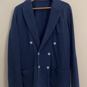 John Henric kavaj - Riktigt schysst dubbelknäppt John Henric kavaj i fint skick.  Storlek:M Färg: Blå